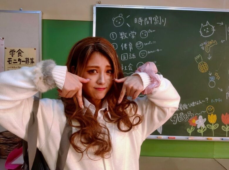 浜辺美波のギャルメイク総まとめ 濃いメイク ヤンキー姿も可愛い Haru Channel